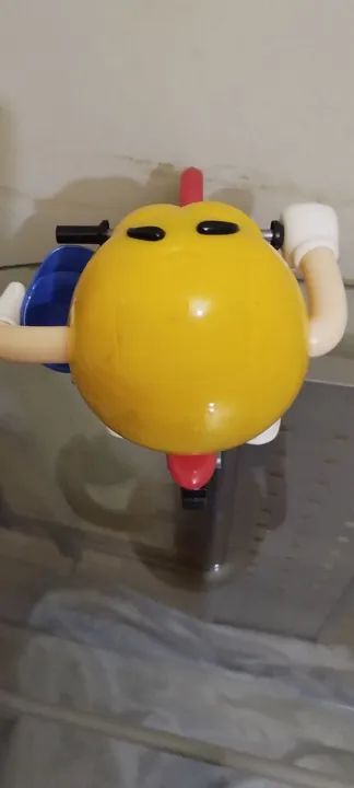 Boneco M&M amarelo de moto. - Foto 3