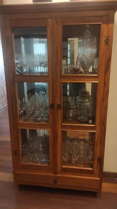 Cristaleira de madeira 