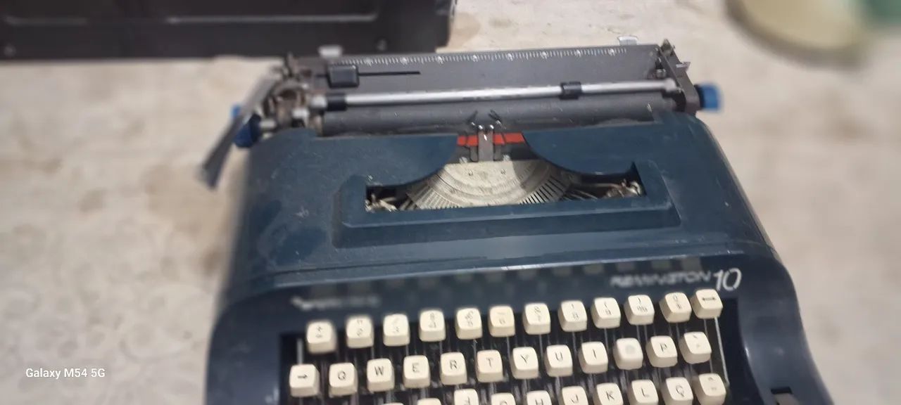 Máquina de escrever antiga, nao sei se esta funcionado  - Foto 3