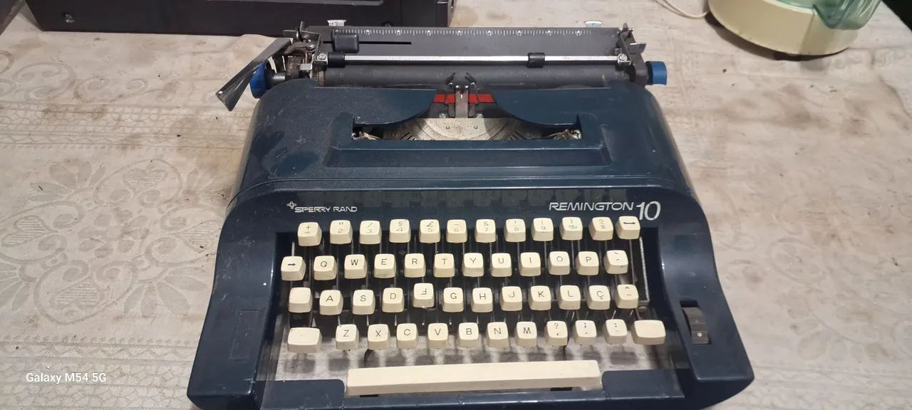 Máquina de escrever antiga, nao sei se esta funcionado  - Foto 5