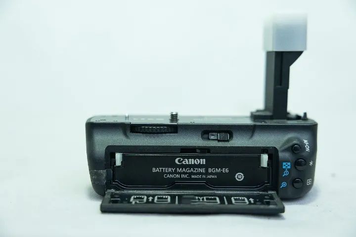 Bateria de Punho p/ Canon - Battery Grip BG-E6 - Canon - p/ DSLR Canon EOS 5D / Mark II - Foto 4