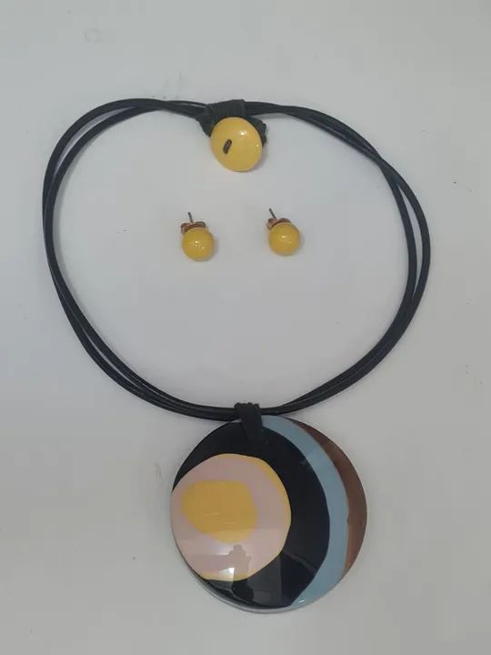 Colar com medalhão com par de brincos pequeno