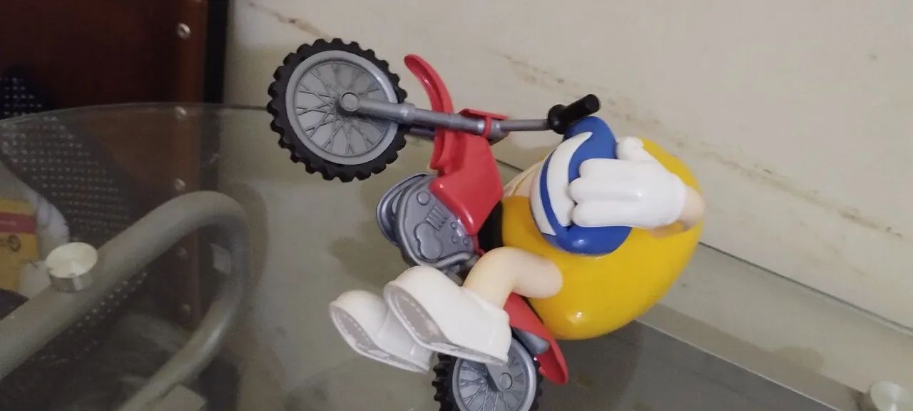 Boneco M&M amarelo de moto. - Foto 2