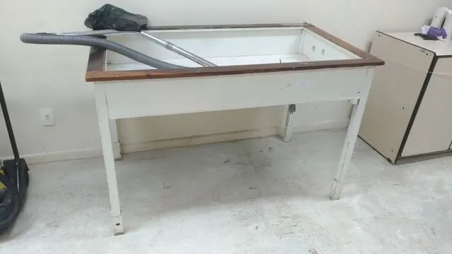 Mesas e Racks, vários modelos, em Mdf, usadas, bom estado. E outros.