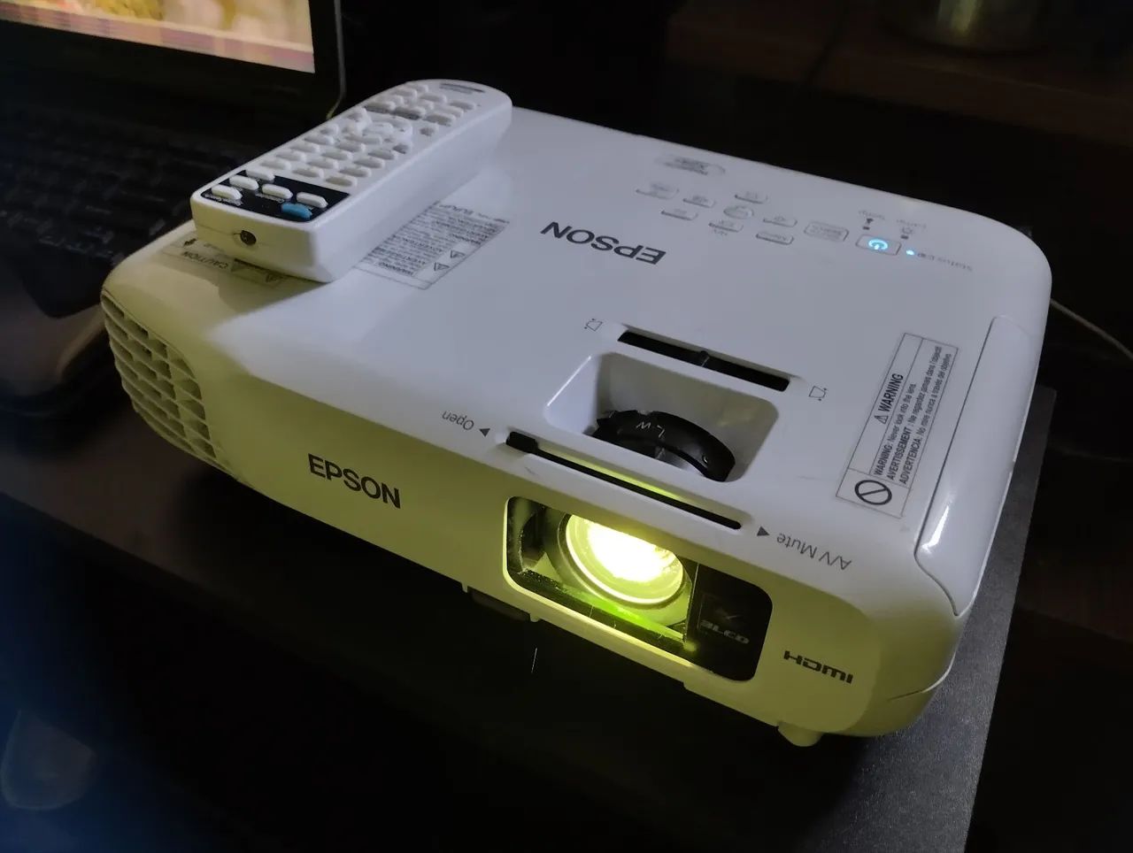 Projetor Epson x24 com 3500 ansi lúmens ótimo aparelho  - Foto 5
