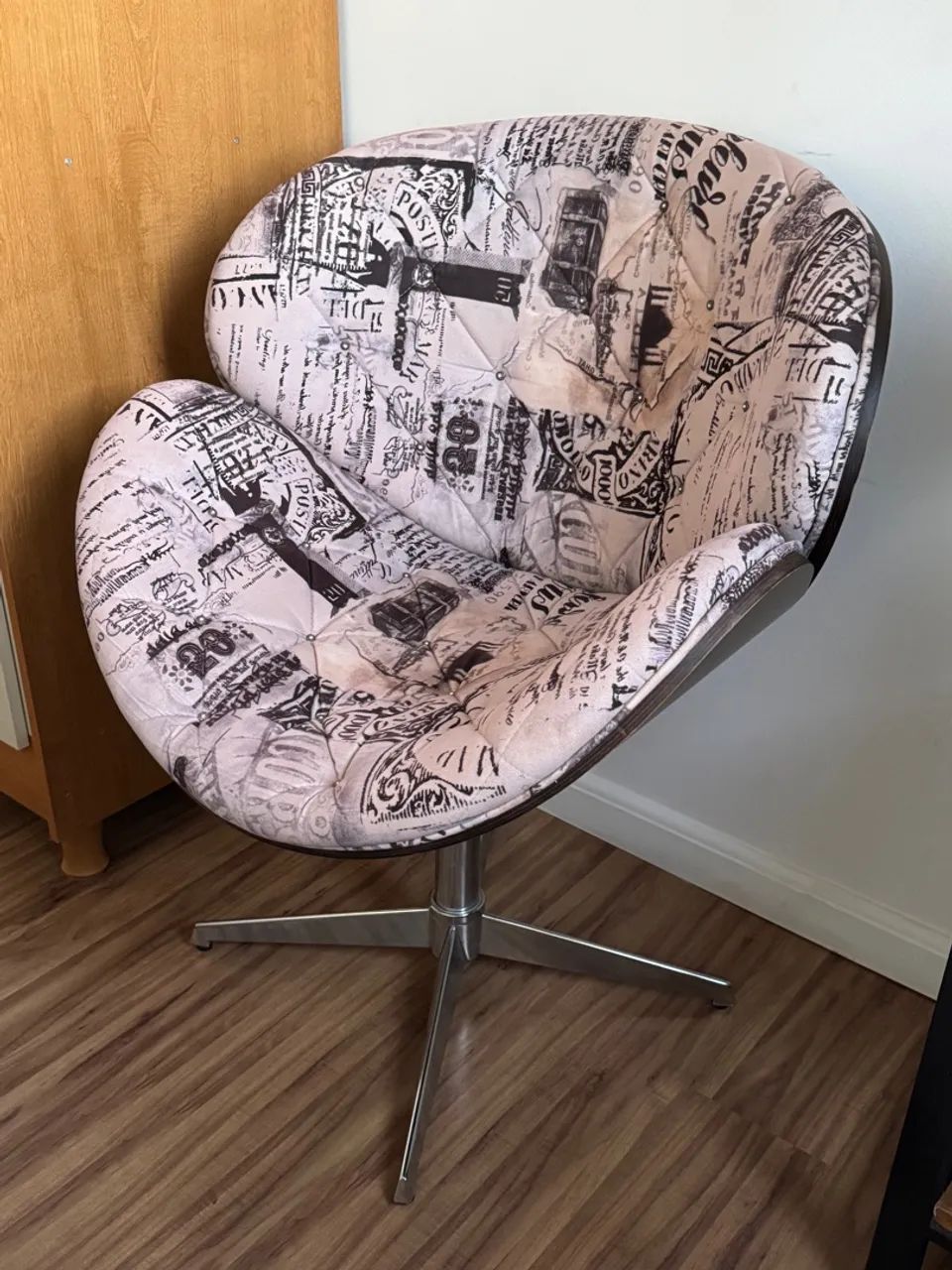 Cadeira Giratória Estofada com Design Vintage