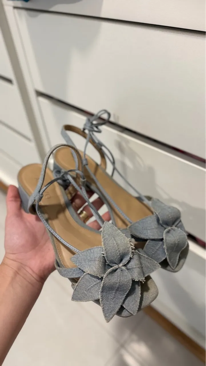 Sandália jeans com detalhe de flor