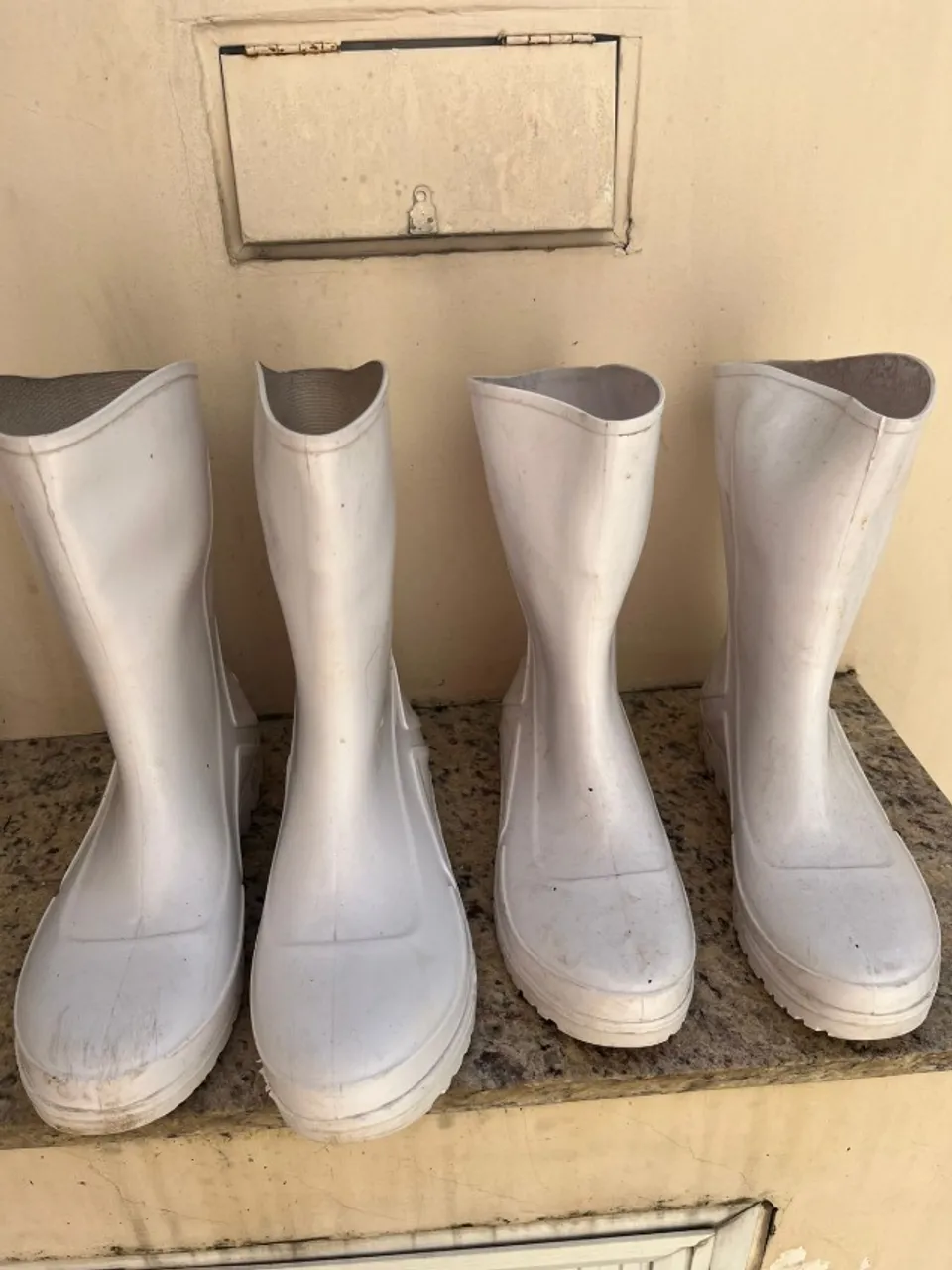 As botas são 4 números diferentes, 41 / 44 / 37 e 39