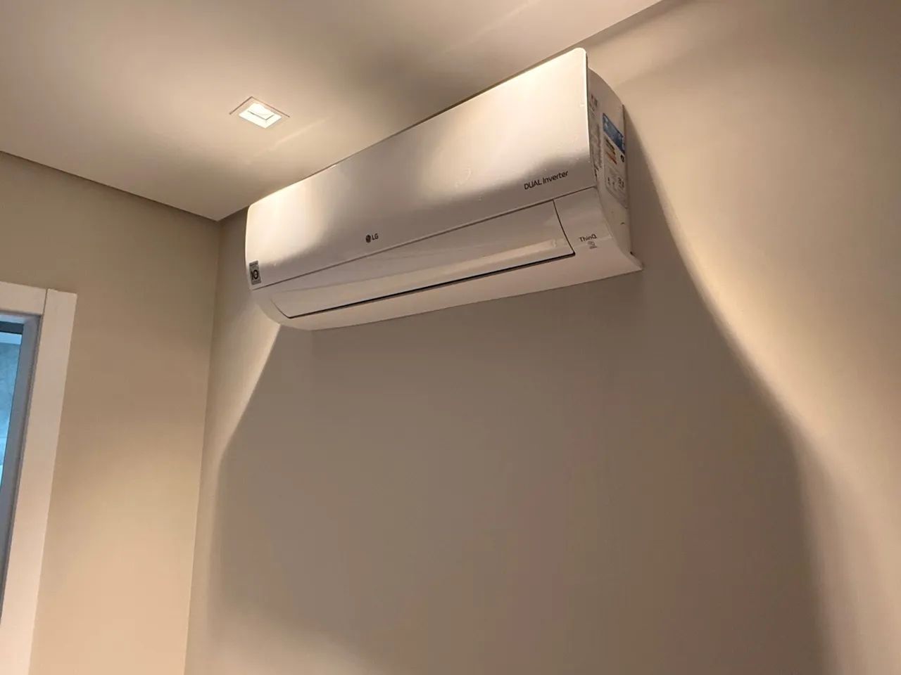 Dois (02) Ares Condicionado LG Dual Inverter 12000 e 18000 BTUs