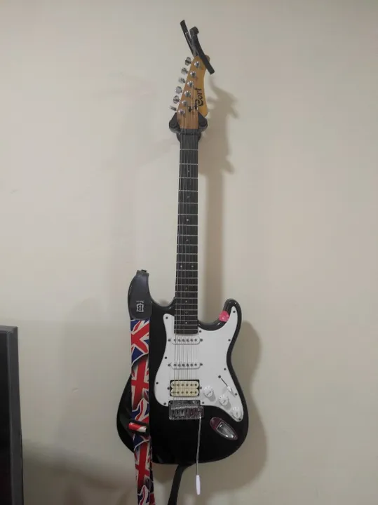 Guitarra Cort Stratocaster + Acessórios