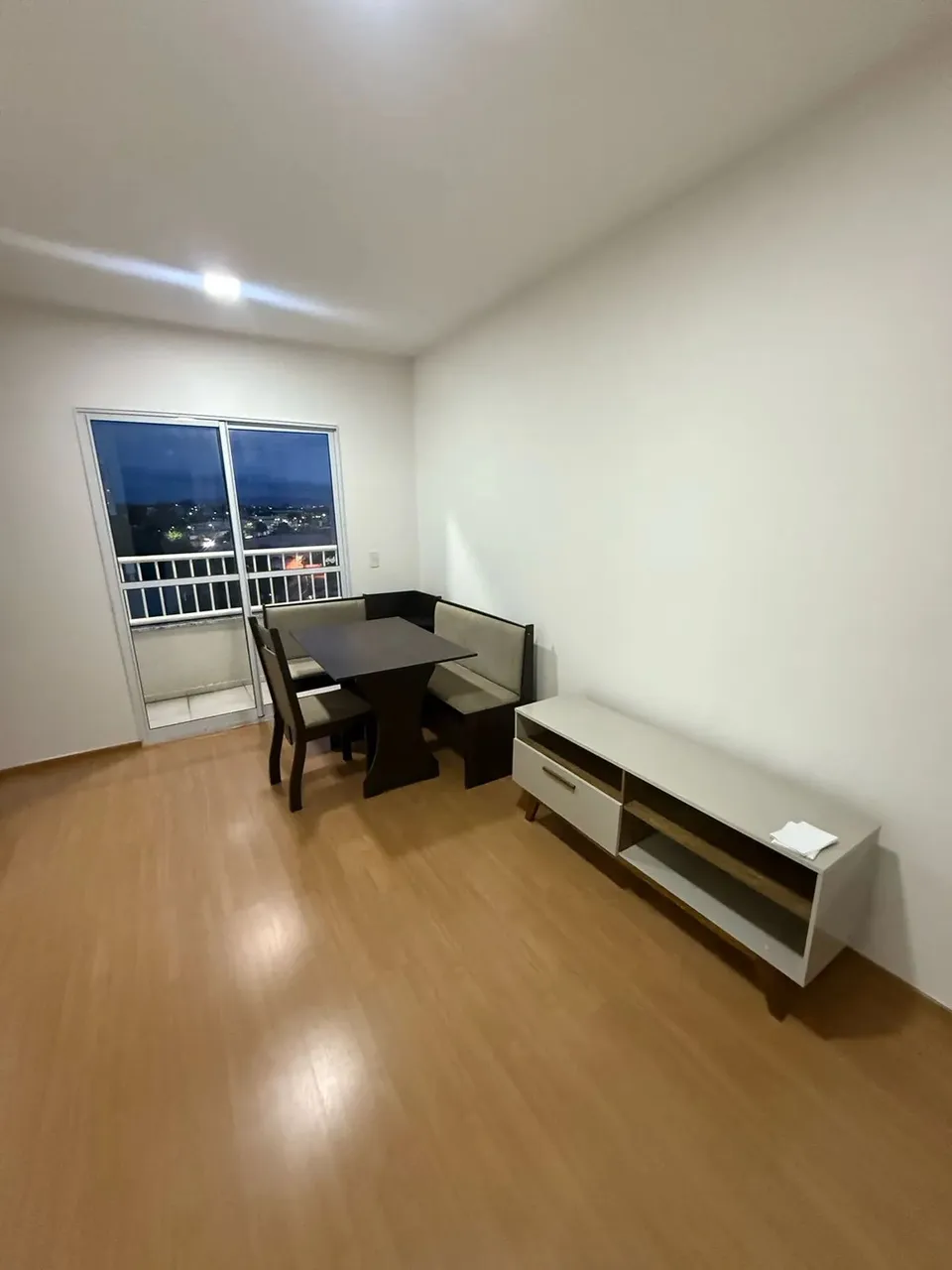 Apartamento para alugar com sacada e armário planejado