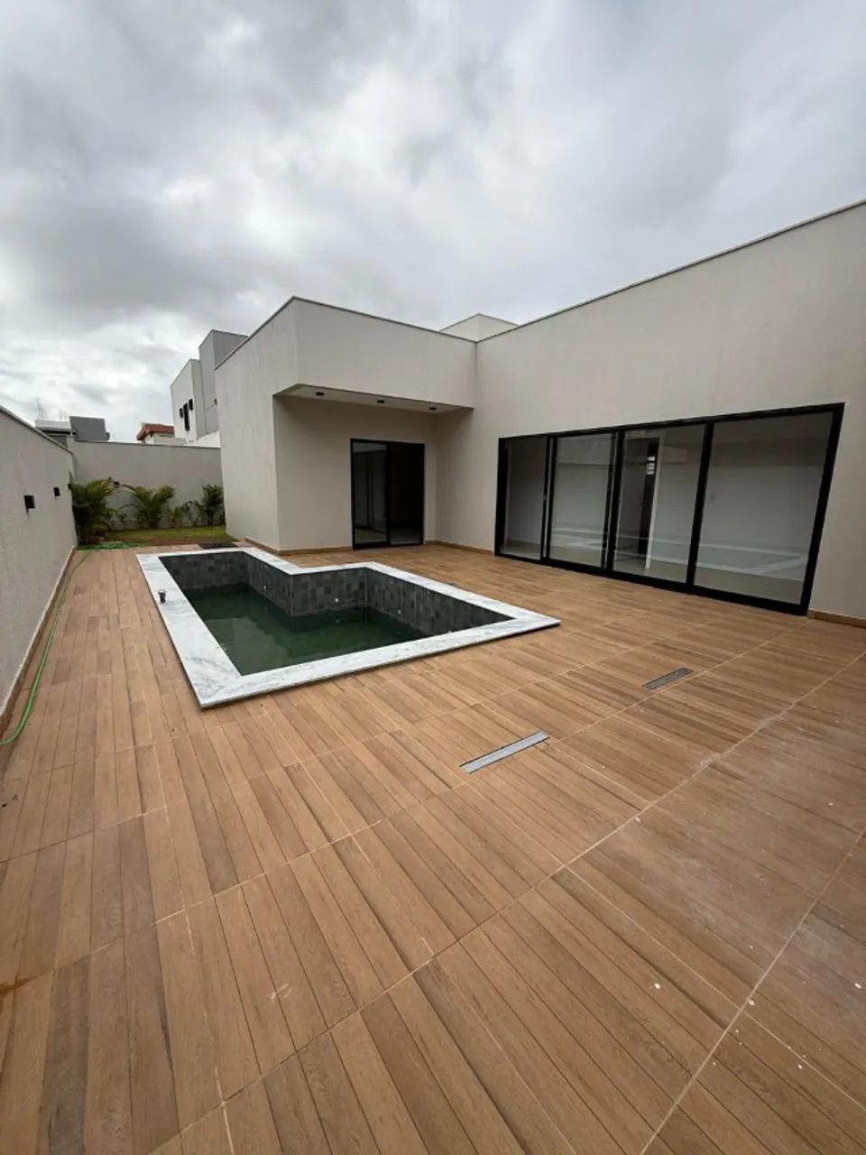 Jardins Amsterdã - Casa Térrea 4/4 sendo 4 suítes de 260 m², 4 vagas por 1.300.000,00 - Foto 14