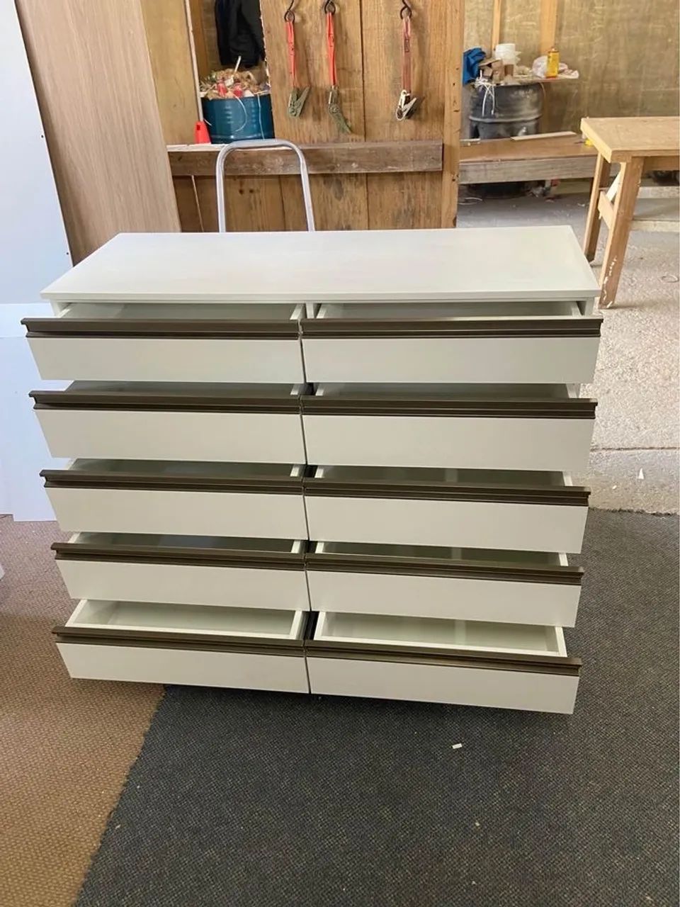 Comoda com puxador na cor bronze e em 100%MDF - Foto 2