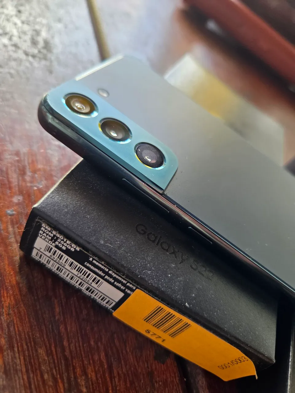 Samsung Galaxy S22 com linha verde na tela