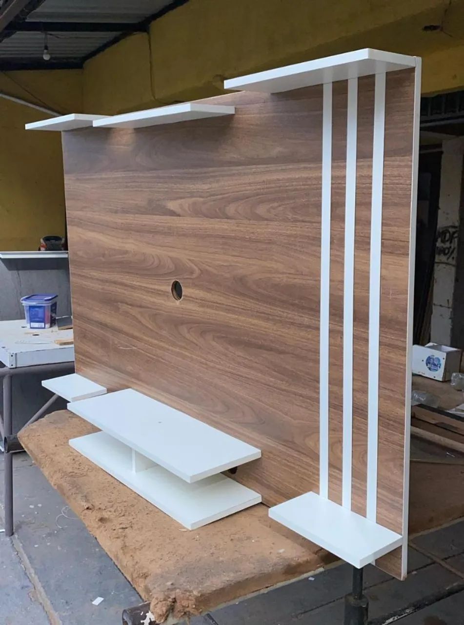 Painel de TV Moderno com Prateleiras e Design Exclusivo
