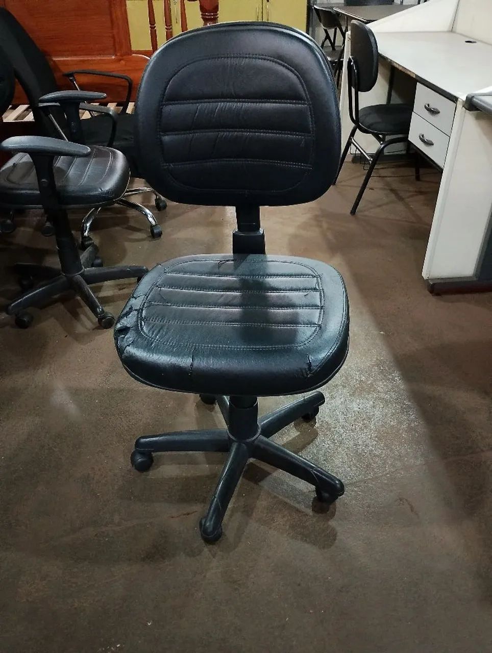 Cadeira de escritório em courino preto,bem conservada.entrega grátis para ribeirão preto .