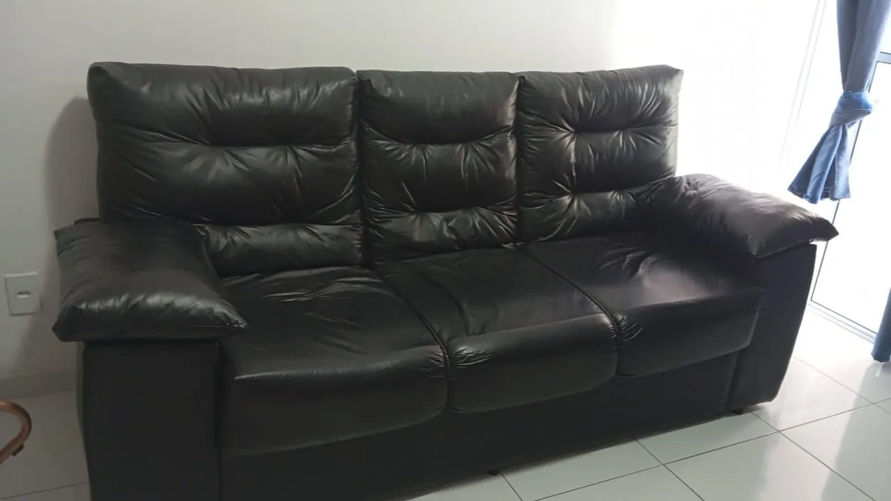 Sofá 3 lugares em courino preto