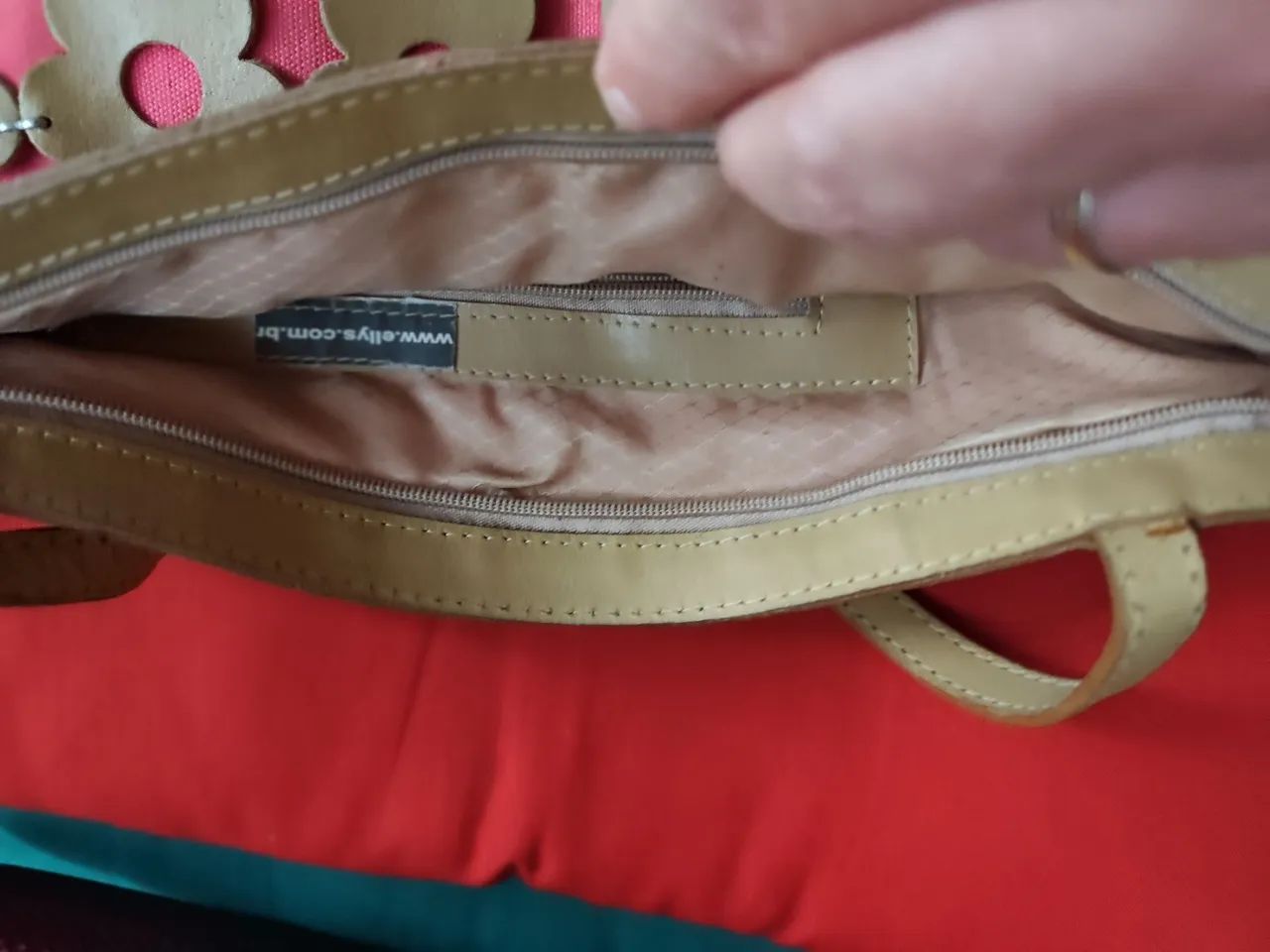 Bolsa de Ombro Rosa com Detalhes Florais - Foto 2