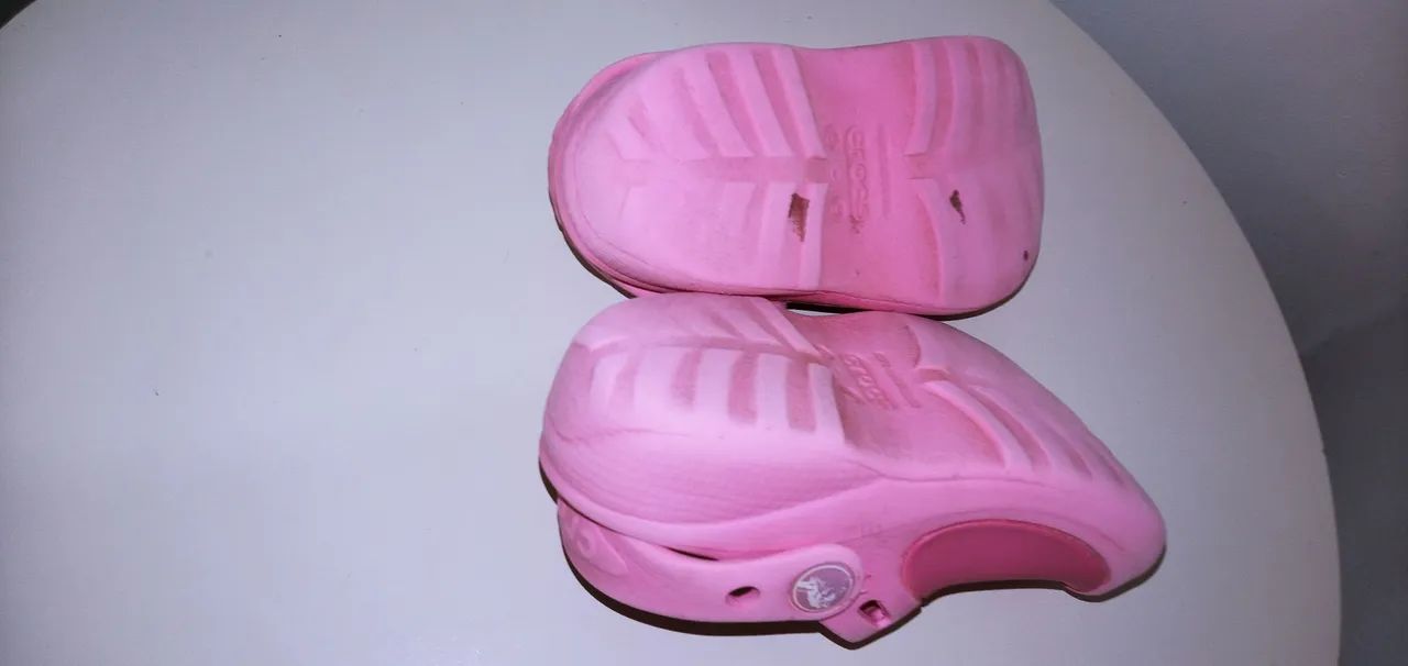  Sandália (Chinelo) Crocs/ original infantil rosa com logo do dinossauro. Tam.27 ( Usada). - Foto 4