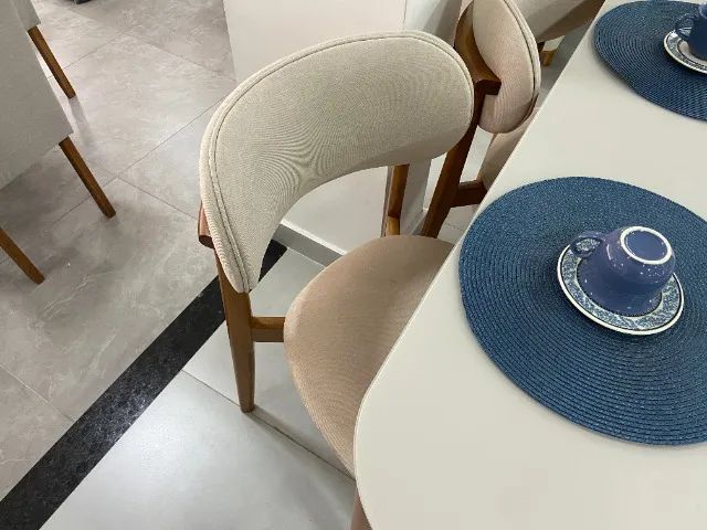 Conjunto de jantar premium - mesa com base diferenciada + 4 cadeiras sofisticadas! - Foto 2