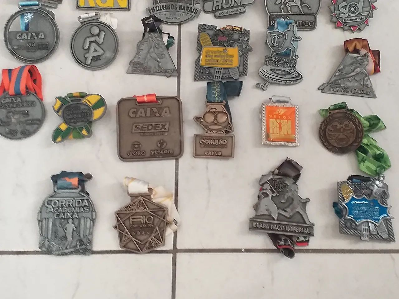 COLEÇÃO DE MEDALHAS DE CORRIDAS DE VÁRIOS EVENTOS OCORRIDOS NO RIO DE JANEIRO SÃO 71 TOTAl - Foto 3