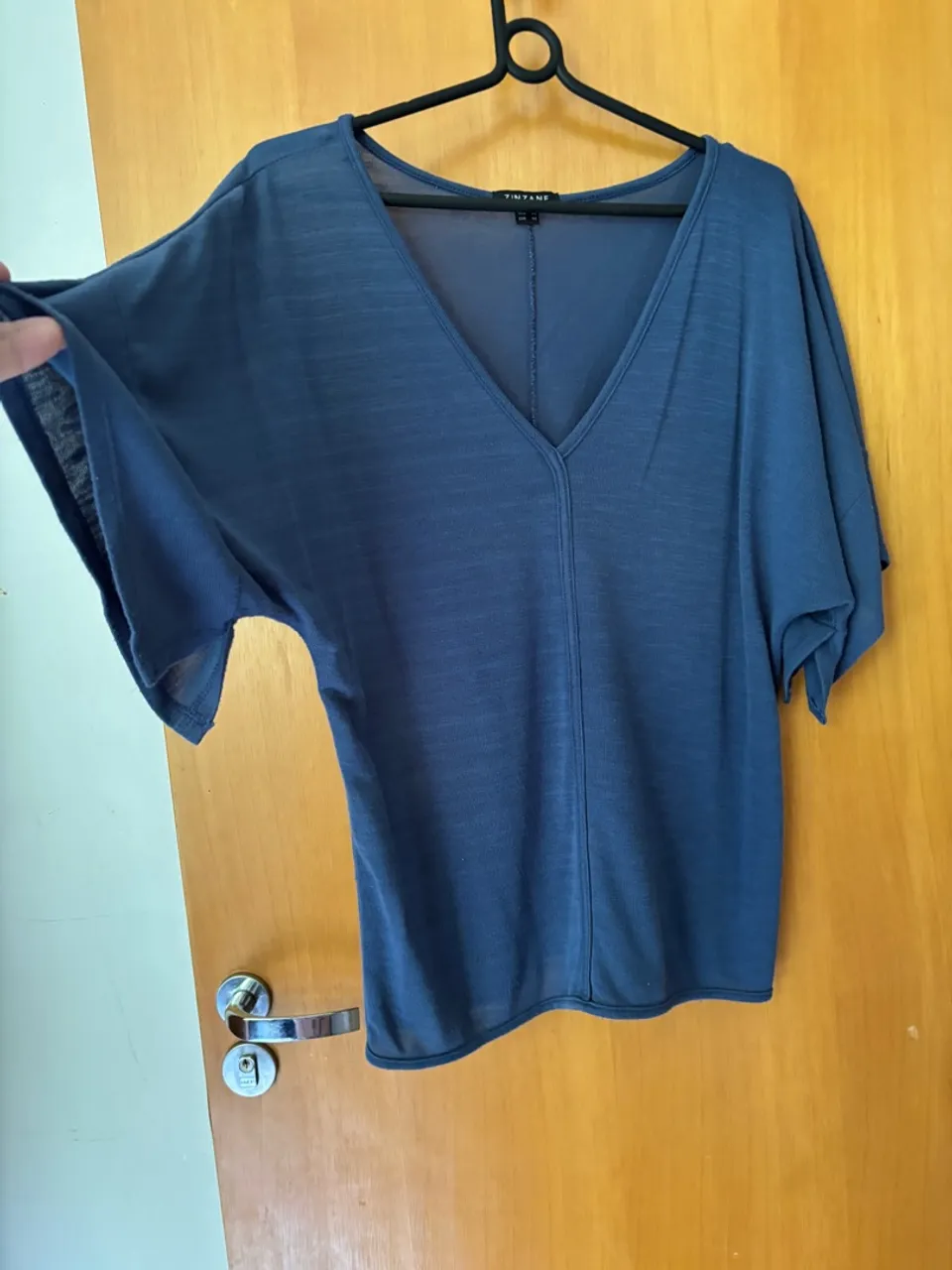 Blusa azul com manga morcego