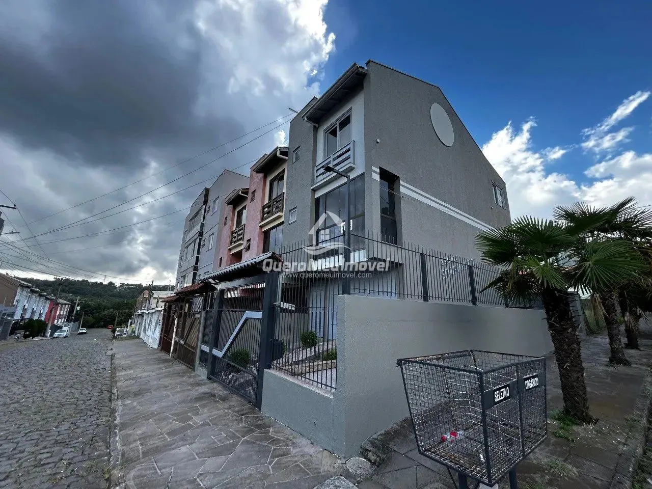 Sobrado Triplex semimobiliado no bairro Ana Rech