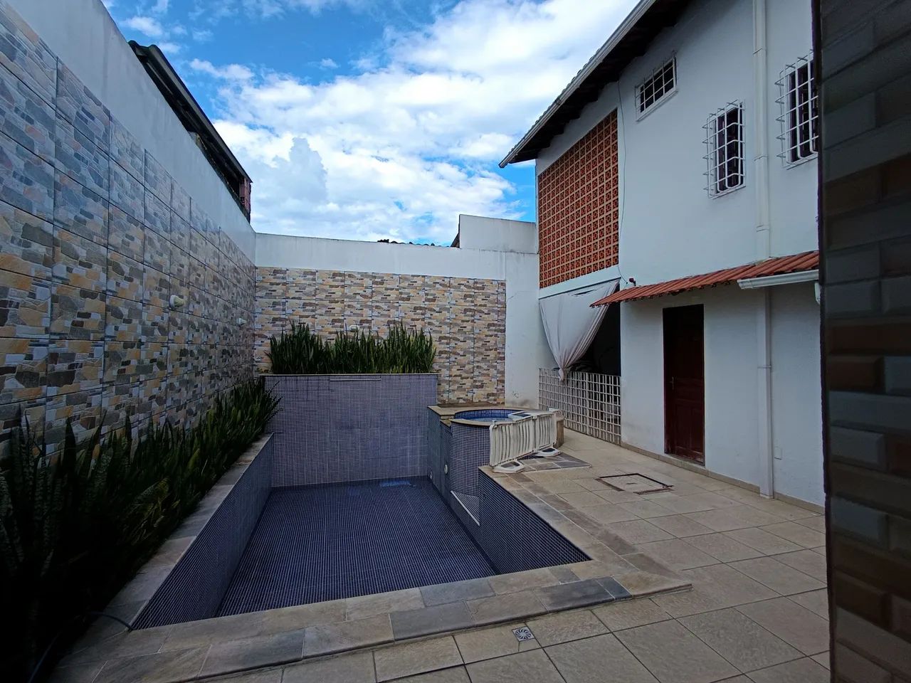 //Casa com piscina no Cj Manauense 