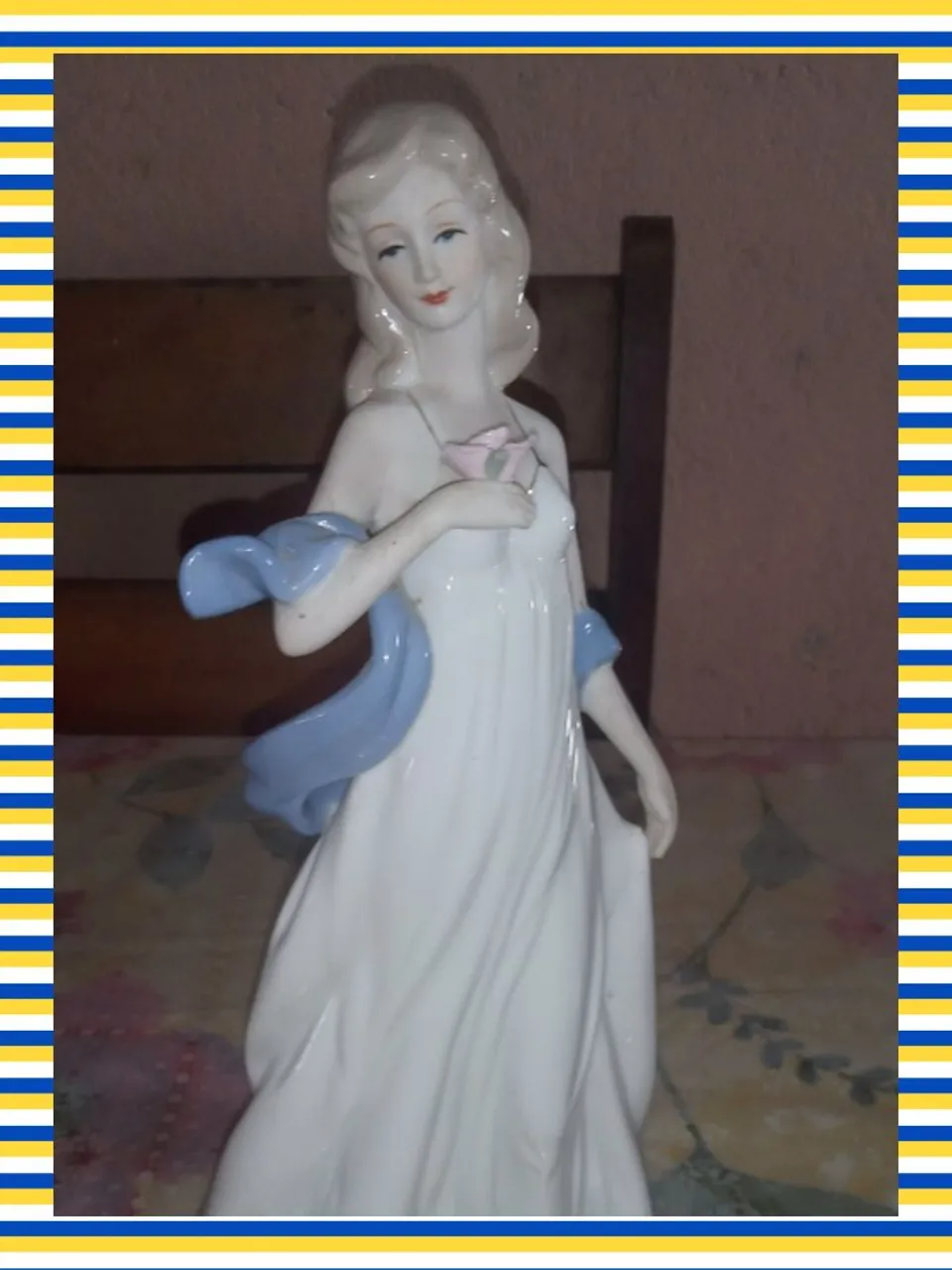 Linda escultura de porcelana feminina