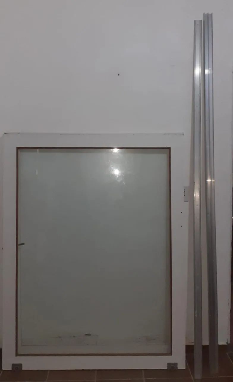 porta de correr com vidro emoldurado