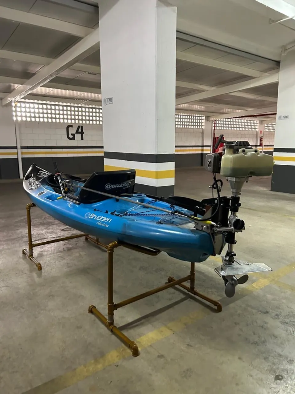 Caiaque com motor Bruden Hunter Fishing + Motor Peregrin 3.5 HP 2T - R$ 4.500,00