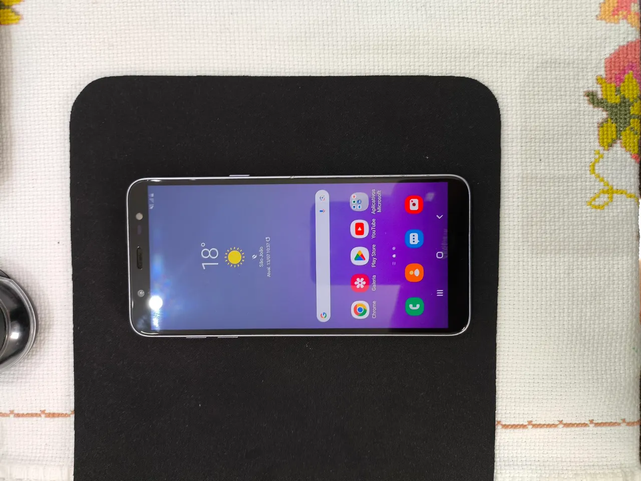 Celular J8 bom em bom estado