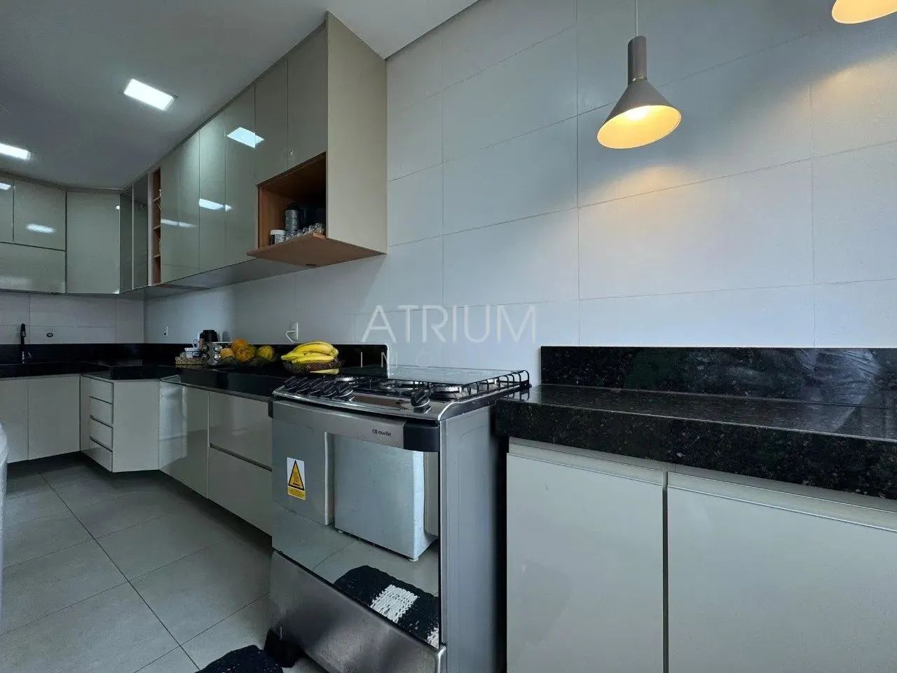 APARTAMENTO 2 QUARTOS COM VARANDA NO CABRAL, 01 SUÍTE, 02 BANHEIROS, 02 VAGAS COBERTAS, PR - Foto 14