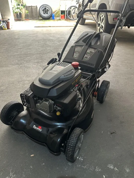 Máquina de cortar grama Toyama a gasolina 5hp