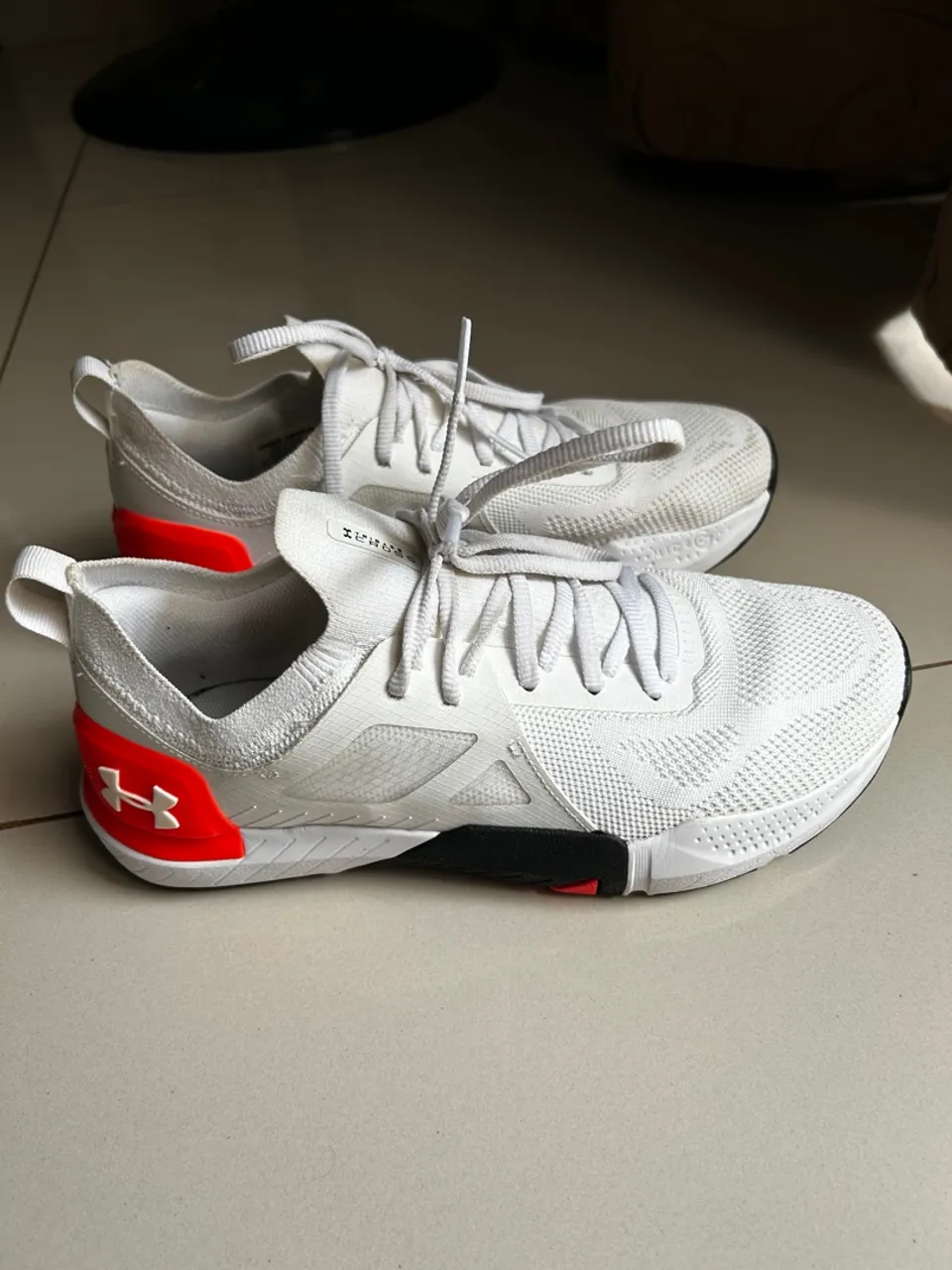 Tênis Under Armour Branco com Detalhes em Vermelho