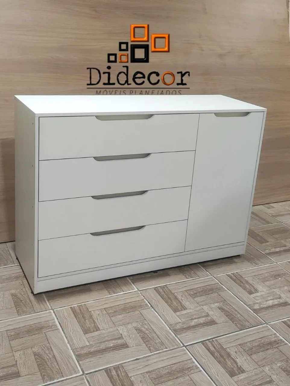 Cômoda 4 Gavetas e Porta - Nova