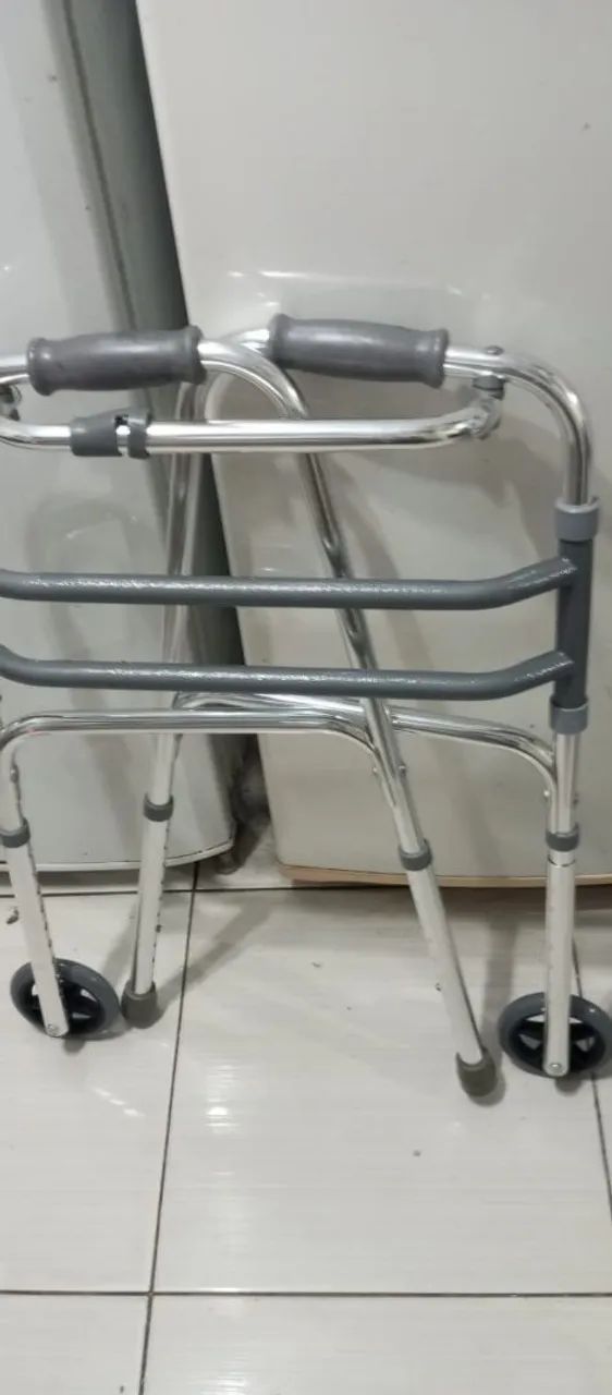 Andador com rodas 