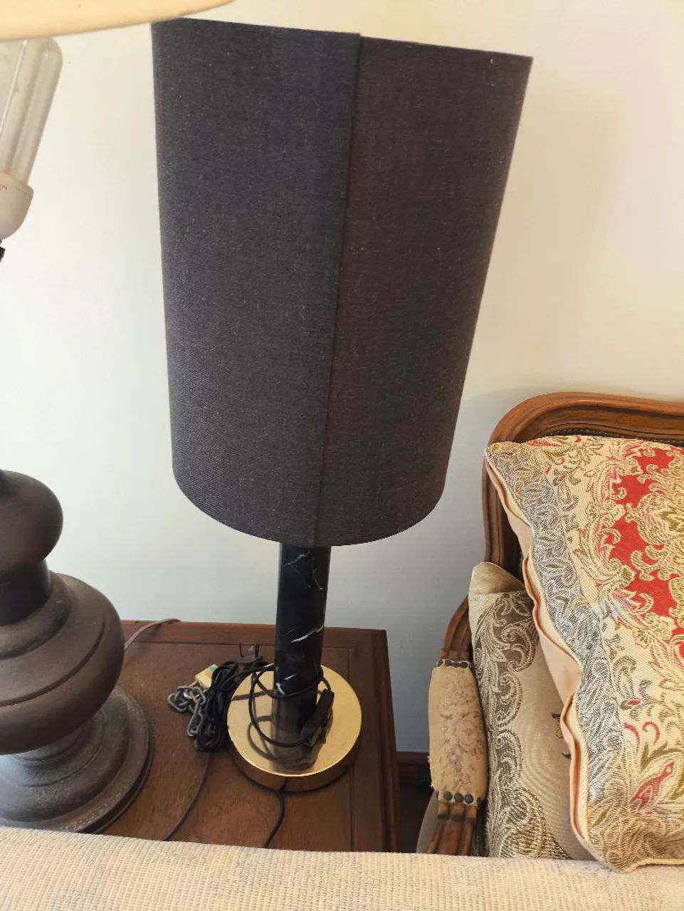 Abajur de mesa moderno com base marmoreada