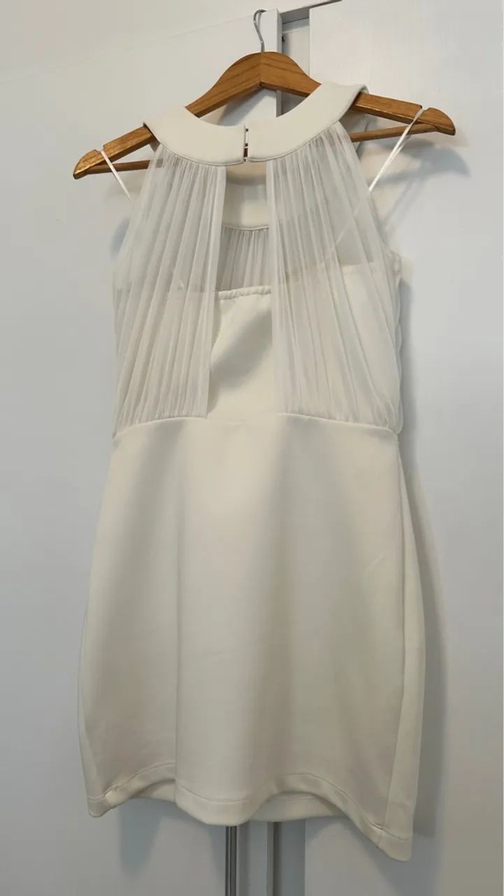 Vestido branco com detalhes em pedrarias - Foto 3