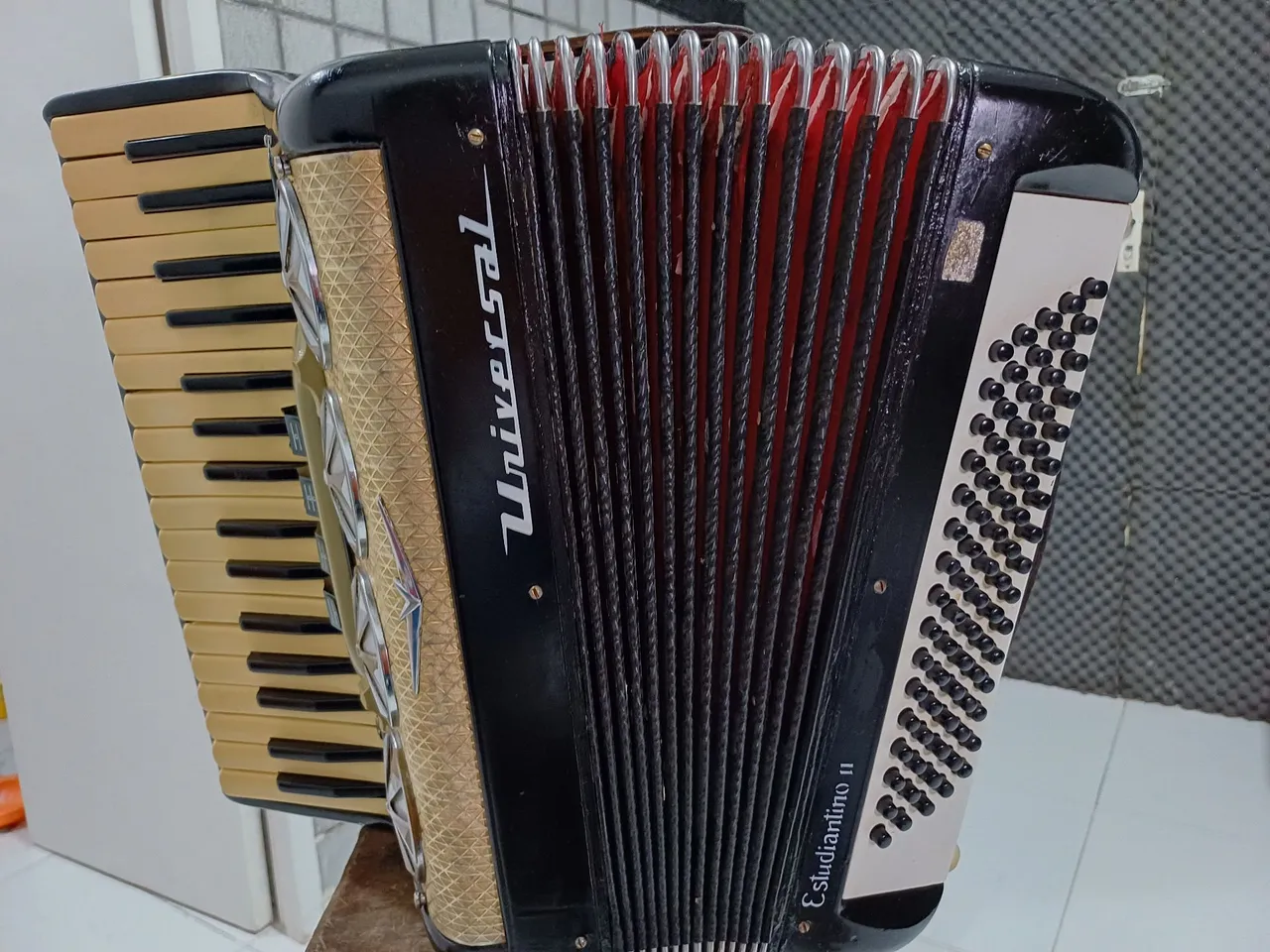 Acordeon Universal Estudantino II afinado e eletrificado