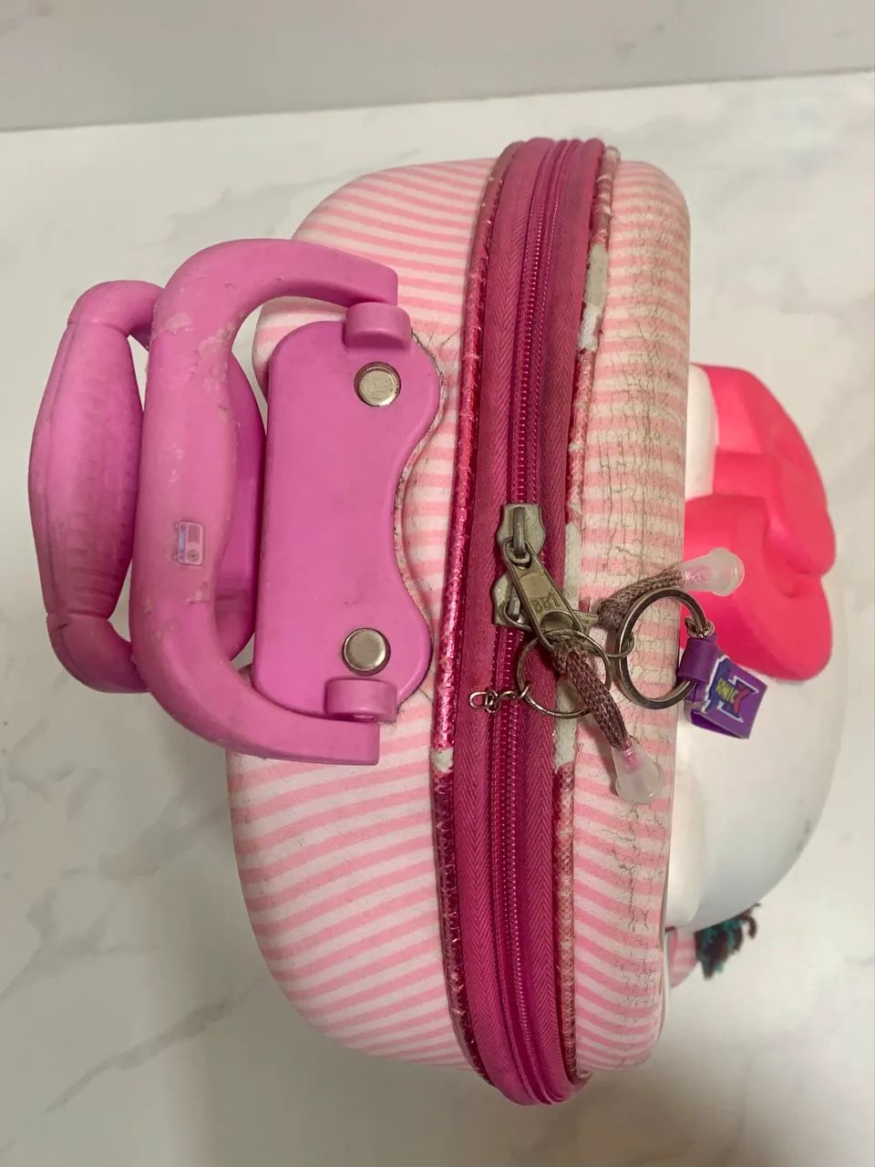 Mochila 3 D hello Kity com rodinhas  - Foto 3