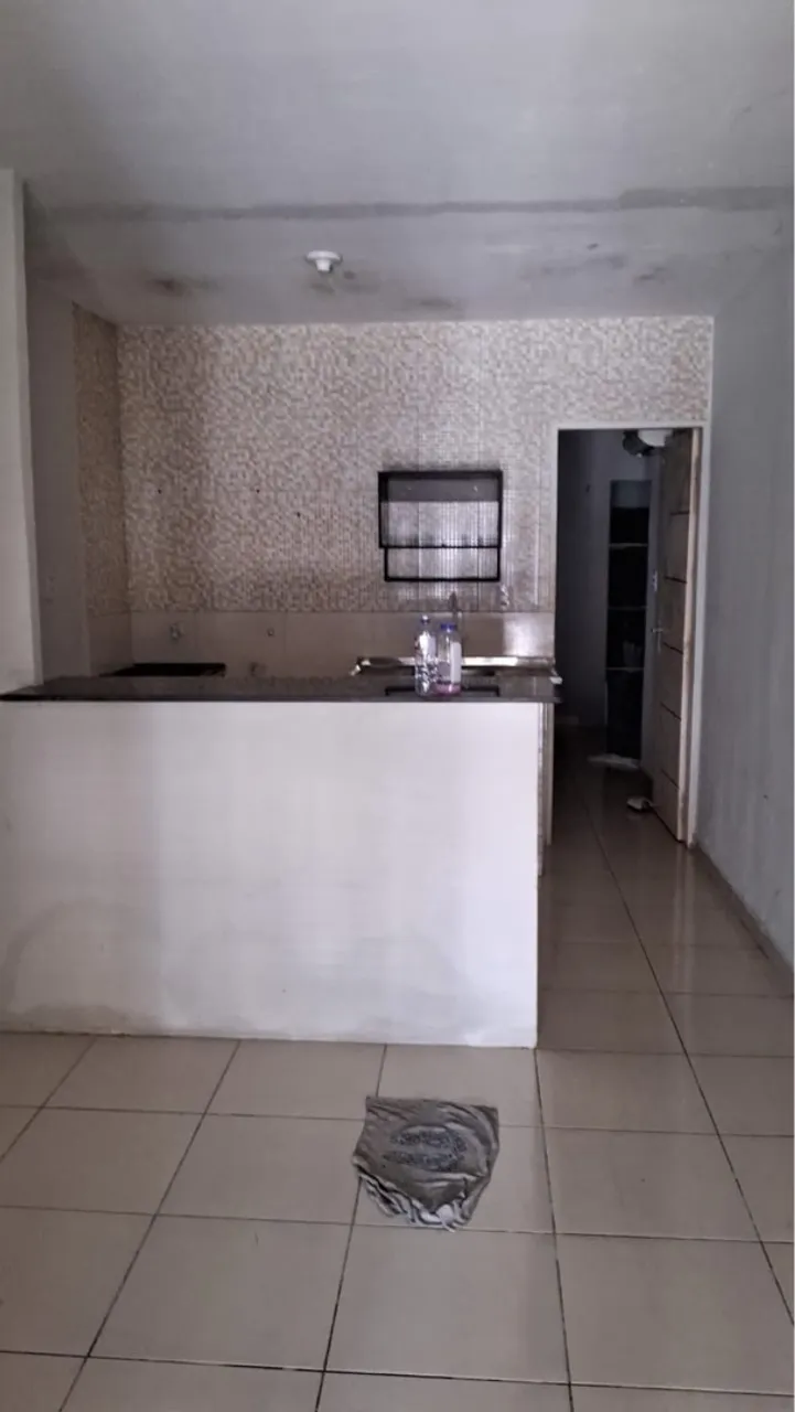 Casa para Alugar na Avenida - Araturi - 1 quarto amplo com garagem.