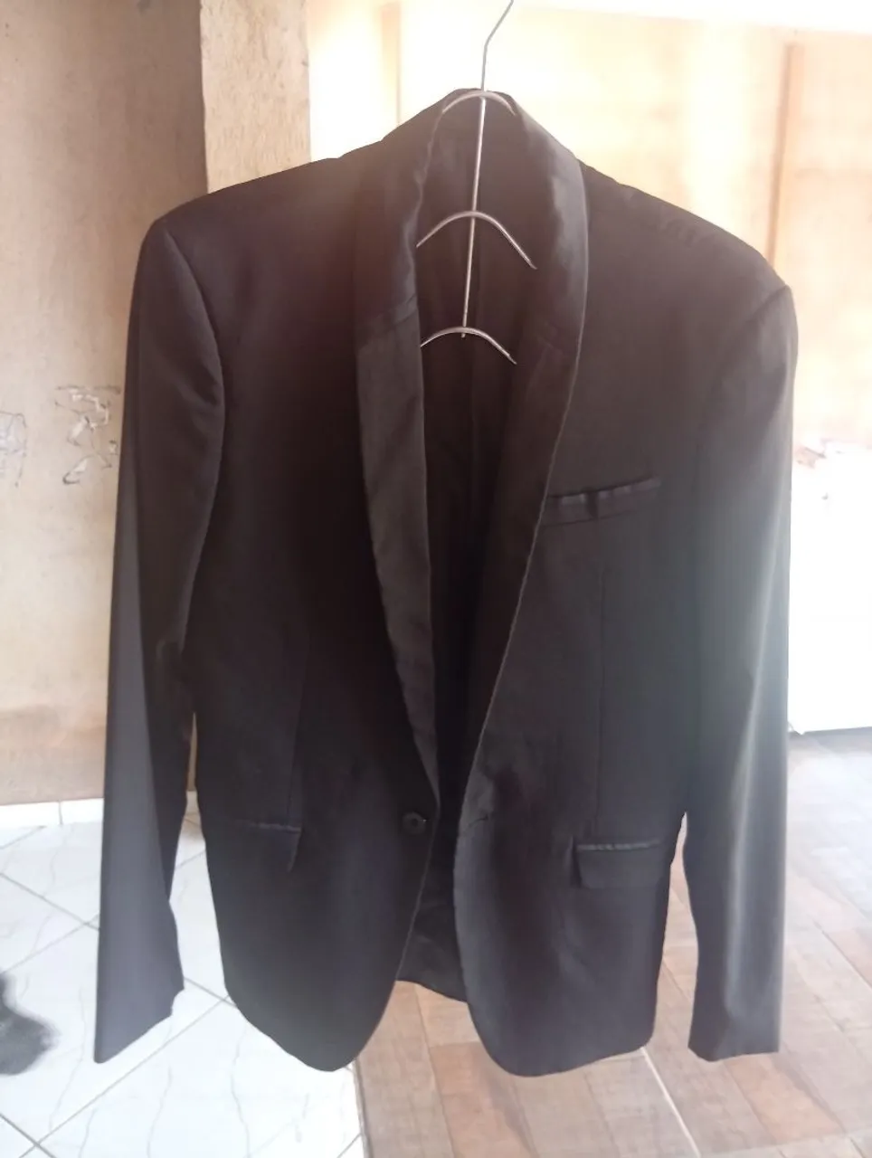 Terno Masculino Preto, e colete Cinza.