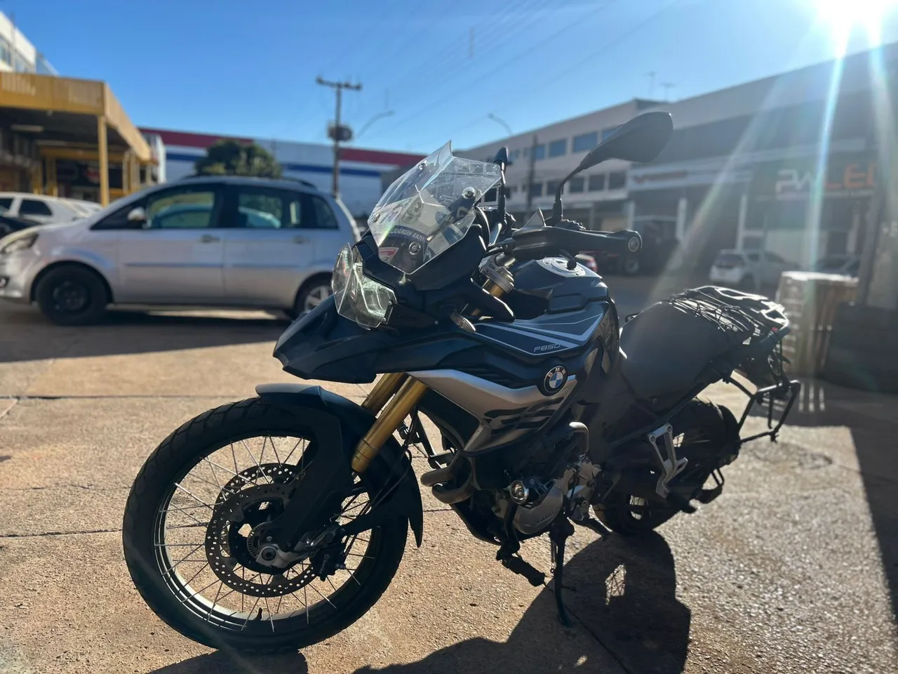 Vendo ou troco por carro ÷ou igual moto muito nova