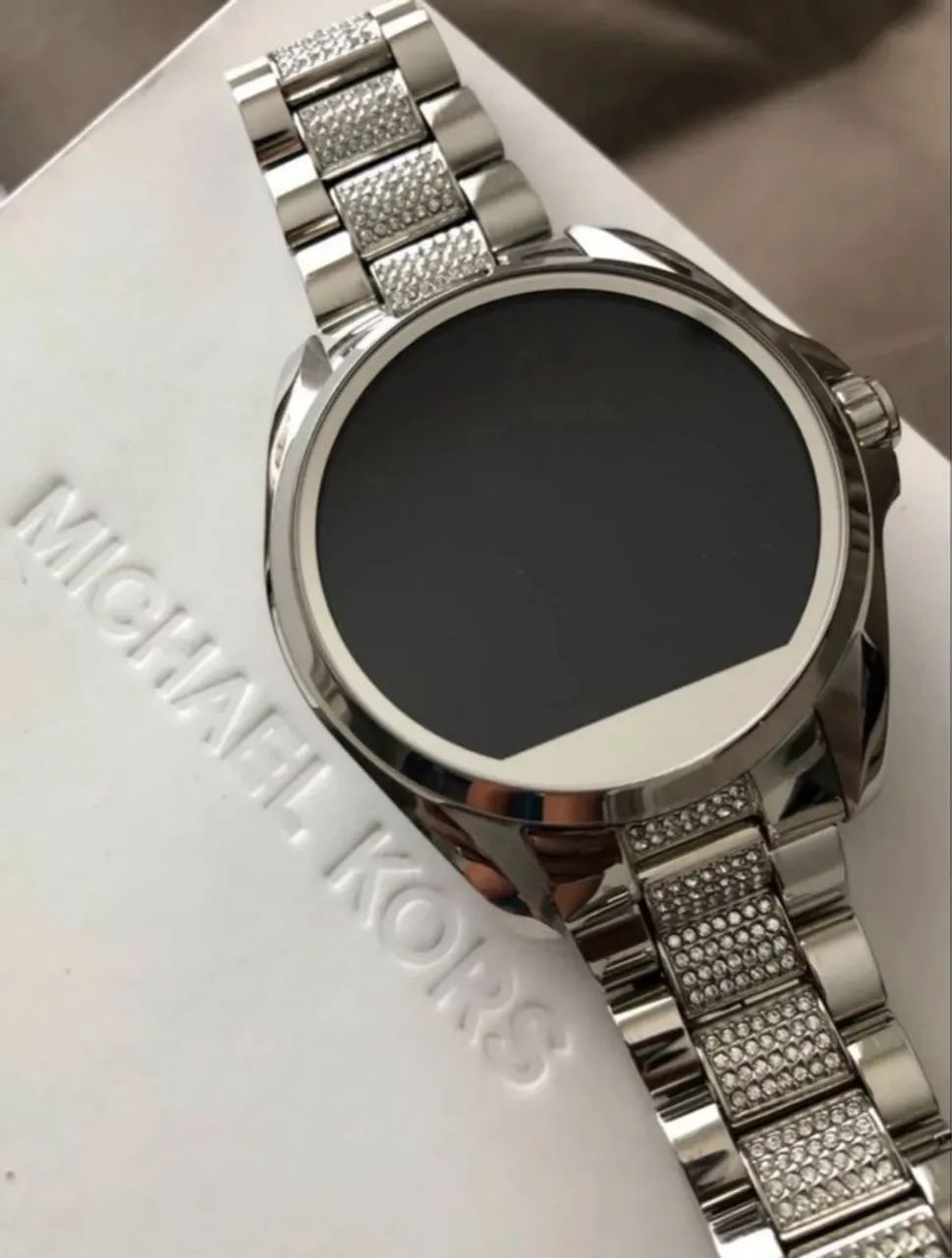 Smartwatch Michael Kors Access com pulseira de strass