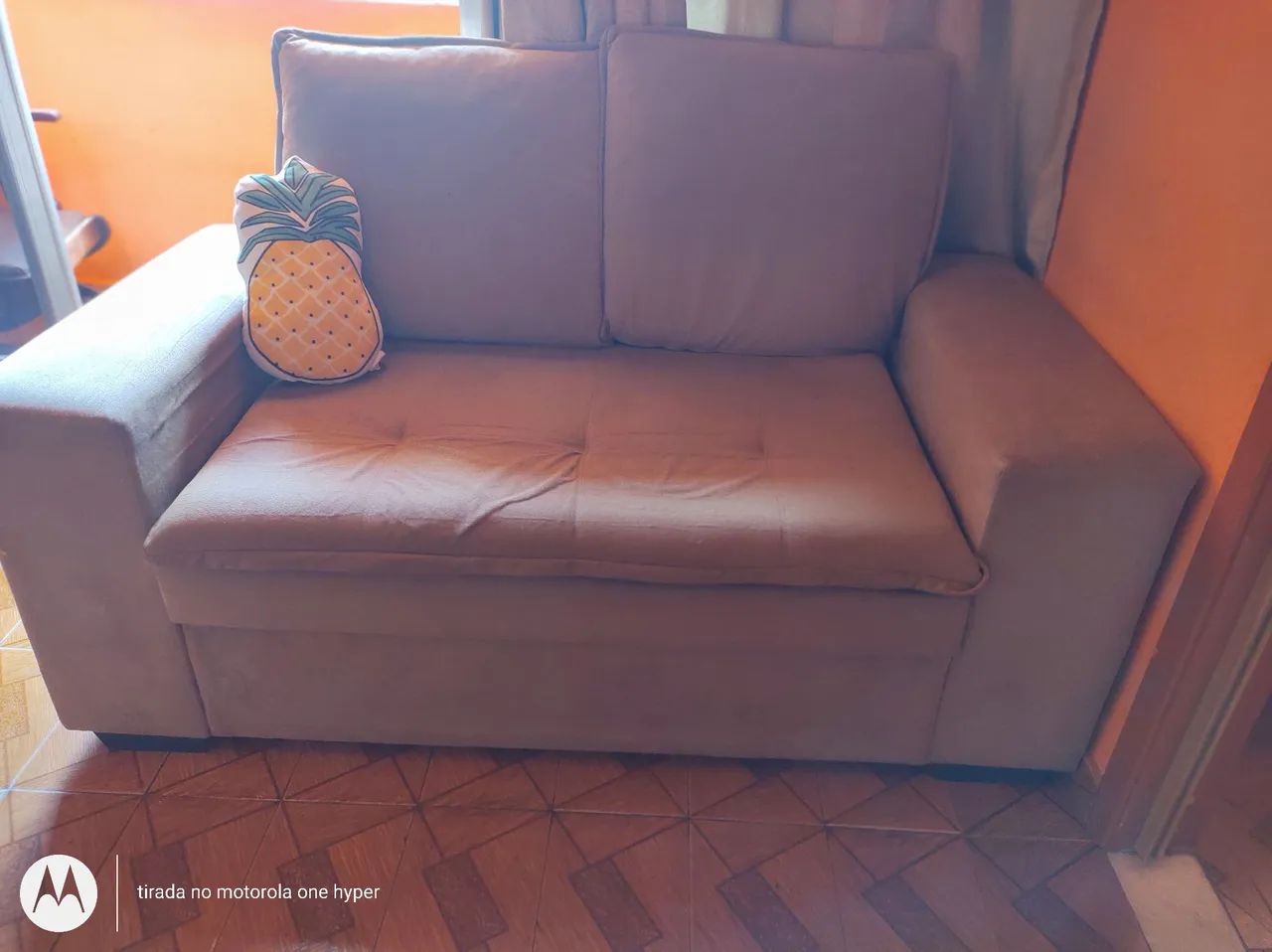 Sofá de 2 lugares e um aparador de vidro* USADOS** 