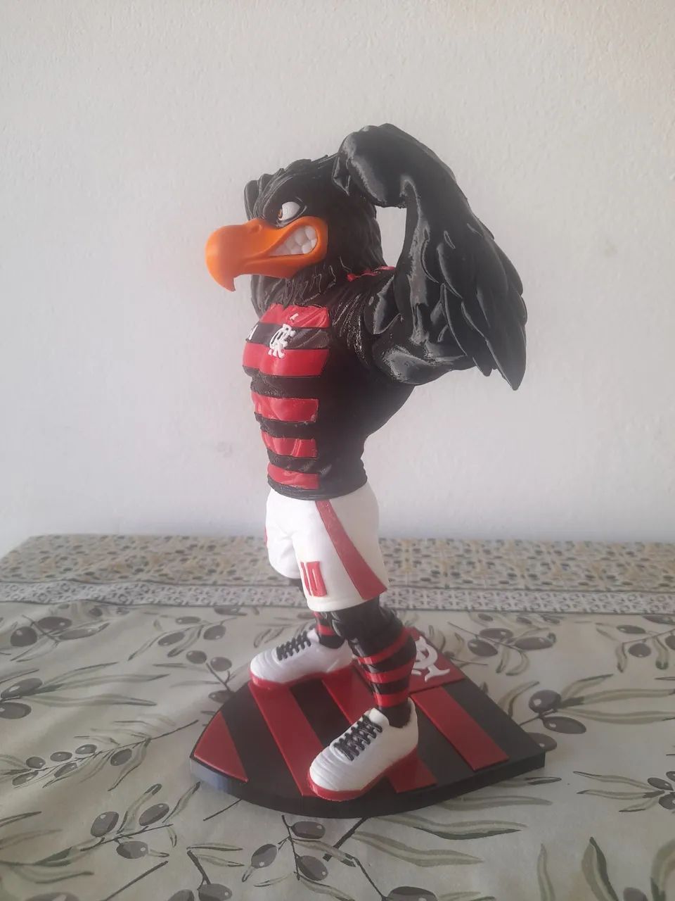MASCOTE DO FLAMENGO 28CM COM BASE-TORCEDOR RUBRO-NEGRO - Foto 2