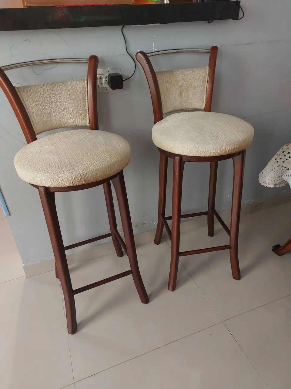 2 Banquetas madeira maciça e giratória. - Foto 2