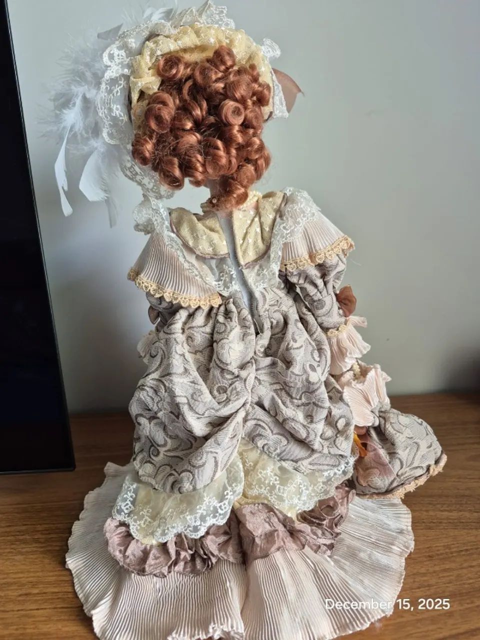 Boneca de porcelana com vestido vitoriano USADA - Foto 4