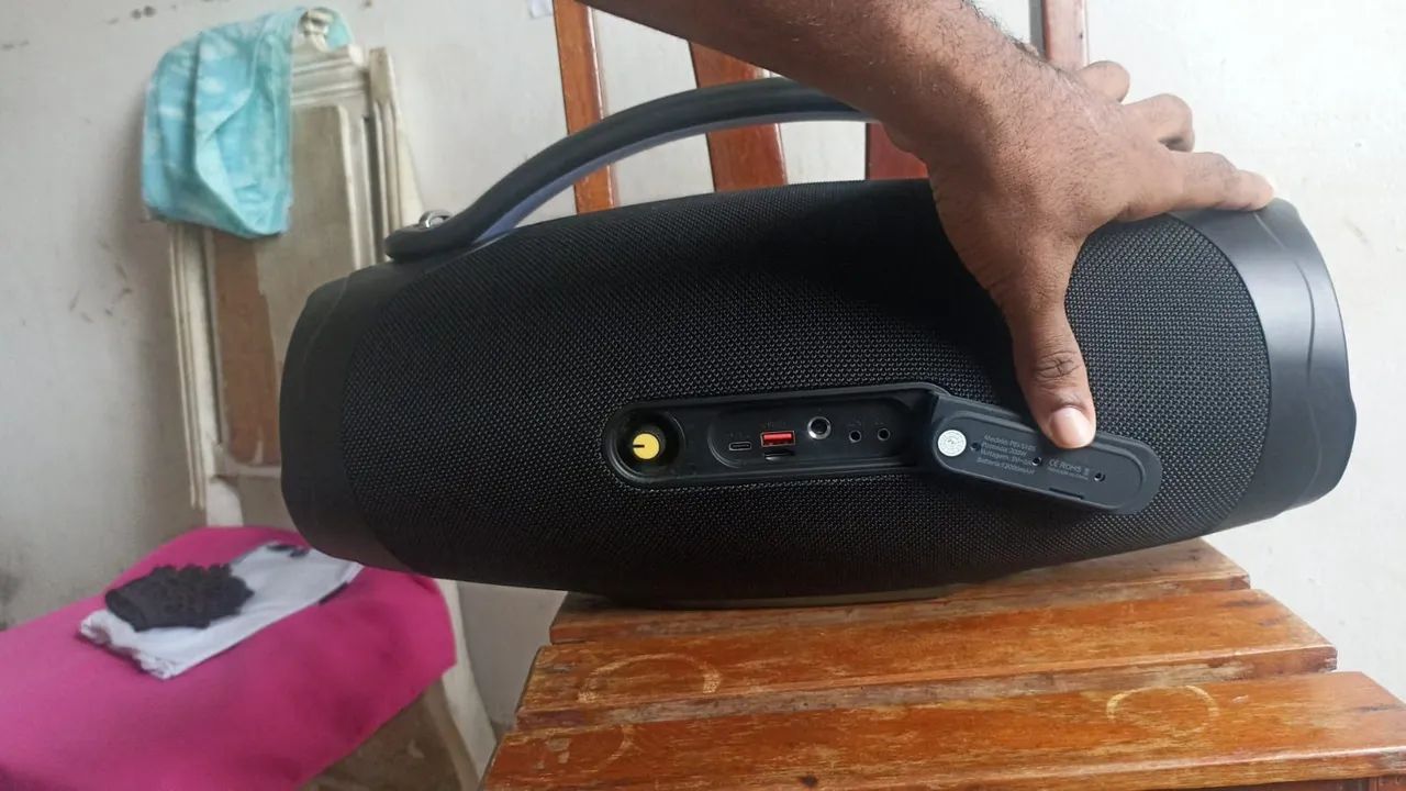 Caixa de som Peining Bluetooth, com 2 microfones sem fio, graves exelentes.Com nota fiscal - Foto 4